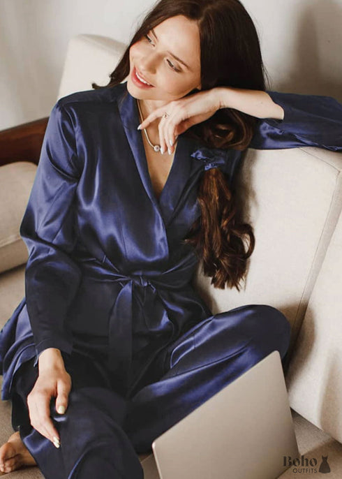 Pijama bohemio de satén Francine en azul marino, marrón y negro.